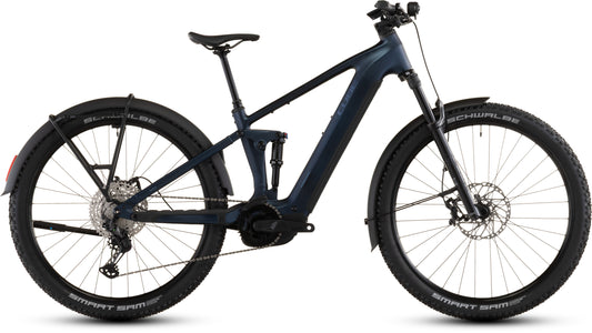 Das CUBE Stereo Hybrid ONE22 SLX 800 FE indigoblue'n'blue 2026 Elektro-Mountainbike verfügt über einen Bosch CX-Mittelmotor, Vorder- und Hinterradfederung, breite Stollenreifen und Schutzbleche. Abgebildet im Seitenprofil vor weißem Hintergrund.