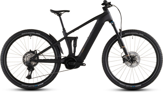 Das CUBE Stereo Hybrid ONE22 SLT 800 prizmblack'n'black 2026 E-Mountainbike verfügt über dicke Stollenreifen, Vorder- und Hinterradfederung, Scheibenbremsen, einen schlanken Rahmen und einen Bosch CX Antrieb - hier in der Seitenansicht vor weißem Hintergrund.