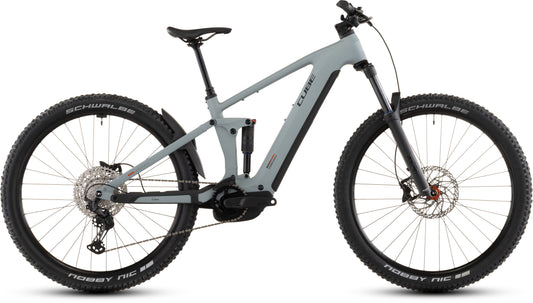 Das CUBE Stereo Hybrid ONE44 Pro 800 vulcan'n'orange 2026 ist ein modernes E-Mountainbike mit Vollfederung, dicken Stollenreifen und einem Bosch CX Motor. Es ist im Profil, nach rechts gerichtet, auf einem schlichten weißen Hintergrund abgebildet.