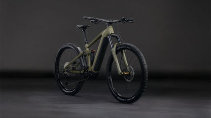 Das CUBE Stereo Hybrid ONE44 Pro 800 dustyolive'n'gold 2026 Mountainbike verfügt über einen modernen, mattolivfarbenen Rahmen, einen flachen Lenker, eine Federung, dicke Stollenreifen und einen leistungsstarken Bosch CX-Motor - perfekt, um jedes Gelände zu bewältigen.