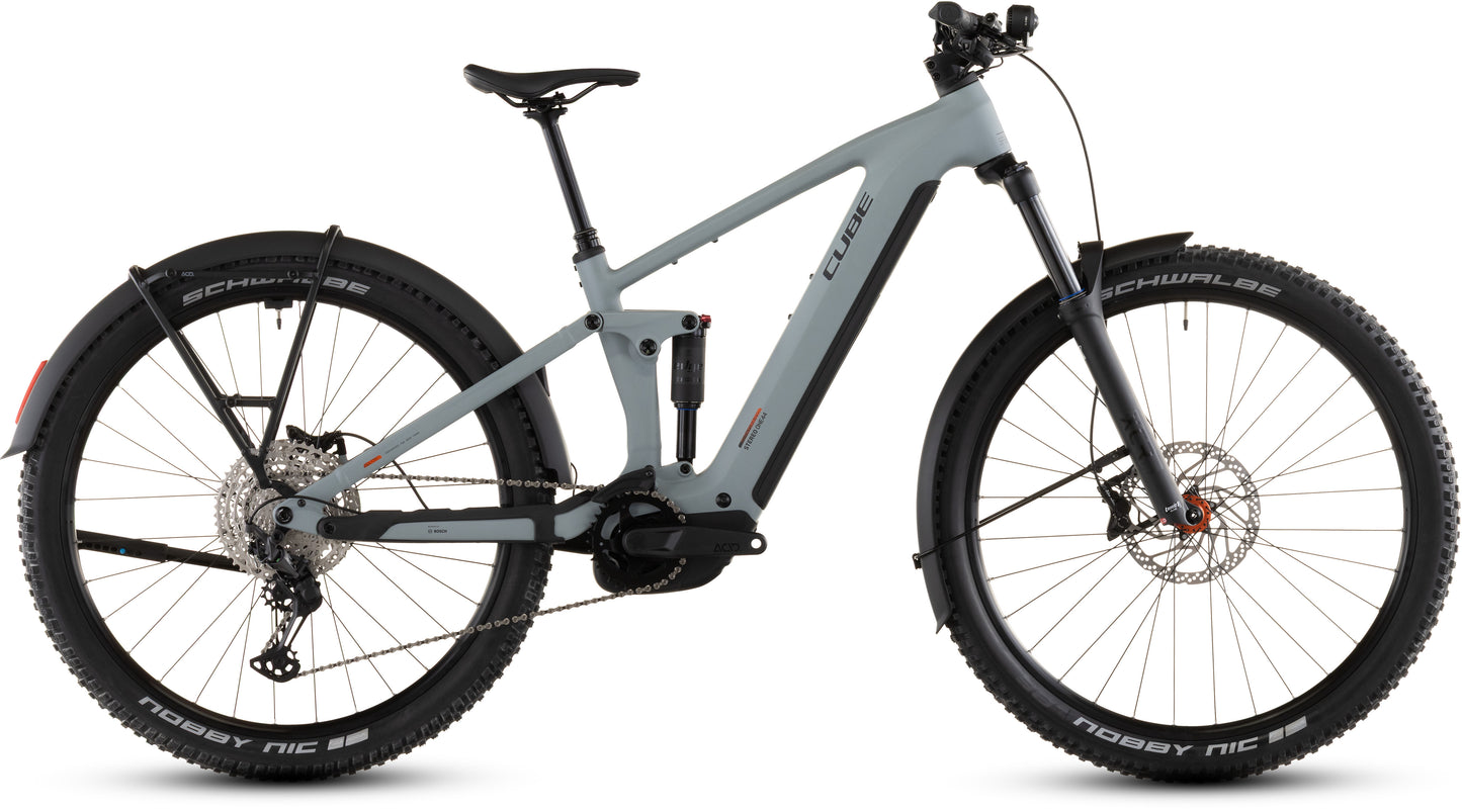 Ein CUBE Stereo Hybrid ONE44 Pro 800 FE E-Bike in vulcan'n'orange 2026, ausgestattet mit Vollfederung, Bosch CX-Motor, Schwalbe-Reifen, Scheibenbremsen, Schutzblechen und einem im Unterrohr integrierten Akku, dargestellt von der Seite auf weißem Hintergrund.
