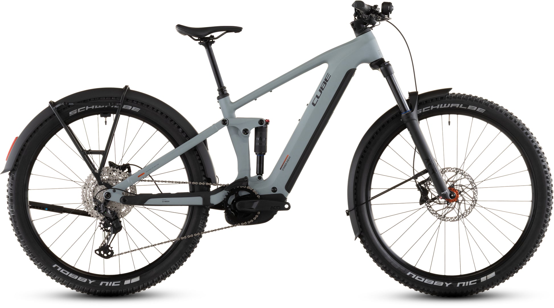 Ein CUBE Stereo Hybrid ONE44 Pro 800 FE E-Bike in vulcan'n'orange 2026, ausgestattet mit Vollfederung, Bosch CX-Motor, Schwalbe-Reifen, Scheibenbremsen, Schutzblechen und einem im Unterrohr integrierten Akku, dargestellt von der Seite auf weißem Hintergrund.