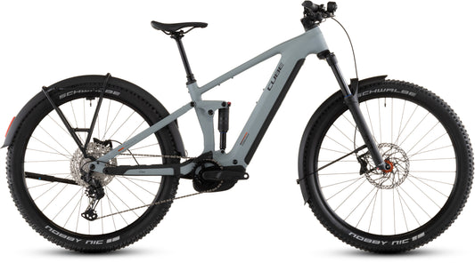 Ein CUBE Stereo Hybrid ONE44 Pro 800 FE E-Bike in vulcan'n'orange 2026, ausgestattet mit Vollfederung, Bosch CX-Motor, Schwalbe-Reifen, Scheibenbremsen, Schutzblechen und einem im Unterrohr integrierten Akku, dargestellt von der Seite auf weißem Hintergrund.