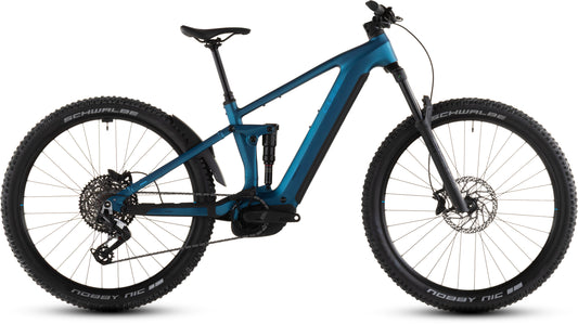 Das CUBE Stereo Hybrid ONE44 EX 800 electricblue'n'blue 2026 ist ein vollelektrisches Mountainbike mit Vorder- und Hinterradfederung, Schwalbe-Noppenreifen, Bosch CX-Antrieb und einem schlanken Rahmen, hier in der Seitenansicht vor weißem Hintergrund.