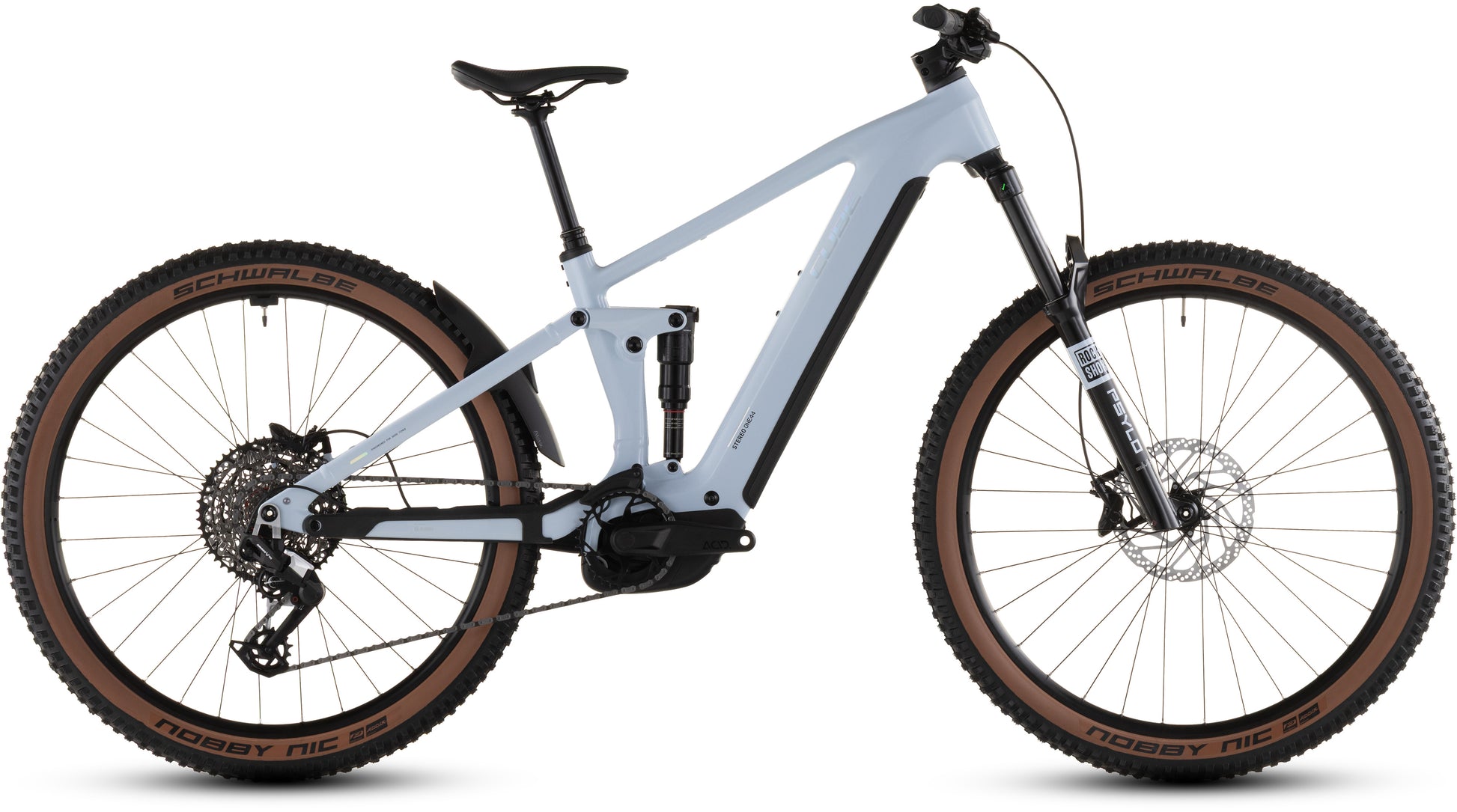 Das CUBE Stereo Hybrid ONE44 EX 800 iceblue'n'prism 2026 E-MTB verfügt über einen eleganten eisblauen Rahmen, eine schwarze Federung, Schwalbe-Reifen mit braunen Felgen und einen leistungsstarken Bosch CX-Antrieb, hier im Seitenprofil vor weißem Hintergrund.