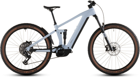 Das CUBE Stereo Hybrid ONE44 EX 800 iceblue'n'prism 2026 E-MTB verfügt über einen eleganten eisblauen Rahmen, eine schwarze Federung, Schwalbe-Reifen mit braunen Felgen und einen leistungsstarken Bosch CX-Antrieb, hier im Seitenprofil vor weißem Hintergrund.