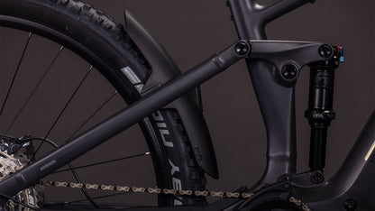 Nahaufnahme der Hinterradaufhängung, des Reifens, des Stoßdämpfers, der Kette und des hinteren Schutzblechs des CUBE Stereo Hybrid ONE44 EXC 800 irongrey'n'chrome 2026, ausgestattet mit einer Shimano XT Schaltung für reibungslose Schaltvorgänge vor einem dunklen Hintergrund.