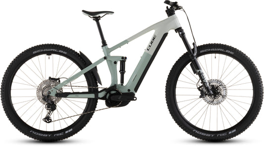 Das CUBE Stereo Hybrid ONE44 EXC 800 desertstone'n'driedherbs 2026 ist ein modernes vollgefedertes E-Mountainbike mit Desertstone-Rahmen, schwarzem Lenker, Knobby-Reifen und nahtlos integriertem Bosch CX Motor und 800 Wh PowerTube Akku.