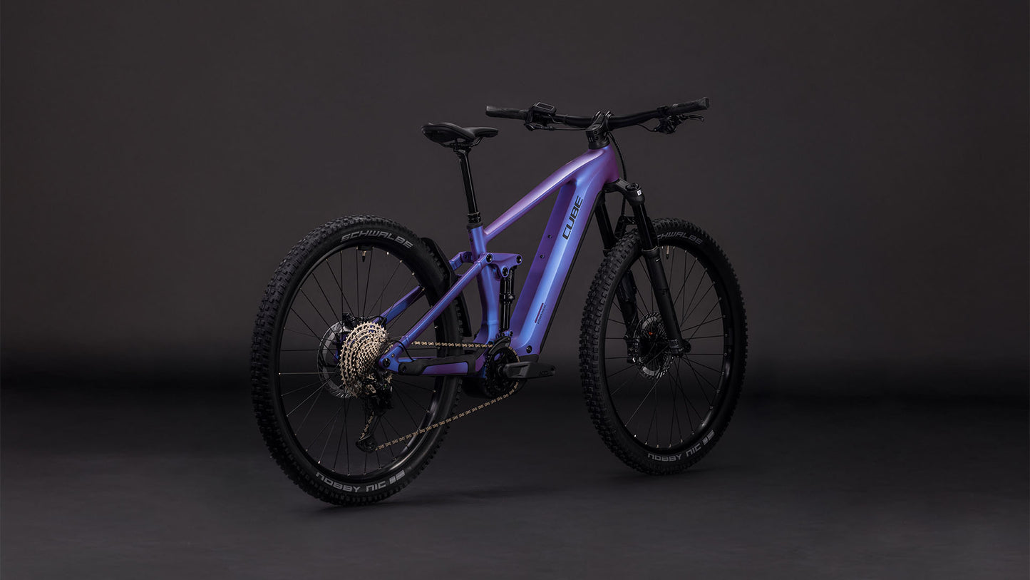 Das CUBE Stereo Hybrid ONE44 EXC 800 blueiris'n'black 2026 Elektro-Mountainbike mit robustem Rahmen, dicken Reifen, Bosch CX-Motor und zentralem Akku wird vor einem dunklen, nahtlosen Hintergrund gezeigt.