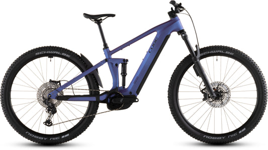 Das CUBE Stereo Hybrid ONE44 EXC 800 blueiris'n'black 2026, ein Elektro-Mountainbike mit dicken Reifen, Vollfederung, Scheibenbremsen, Unterrohr-Akku und Bosch CX-Motor, ist im Seitenprofil auf weißem Hintergrund abgebildet.