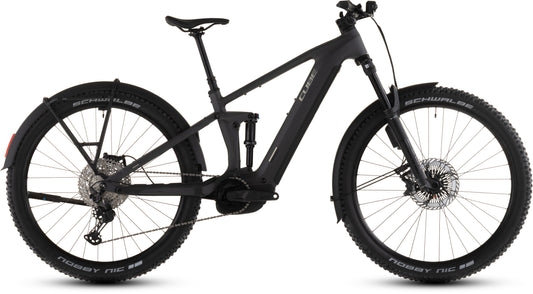 Das CUBE Cube Stereo Hybrid ONE44 EXC 800 FE irongrey'n'chrome 2026 ist ein mattschwarzes Elektro-Mountainbike mit dicken Stollenreifen, Bosch CX-Motor, integriertem Akku, Federung vorne und hinten, Scheibenbremsen und einem stabilen Seitenprofilrahmen.