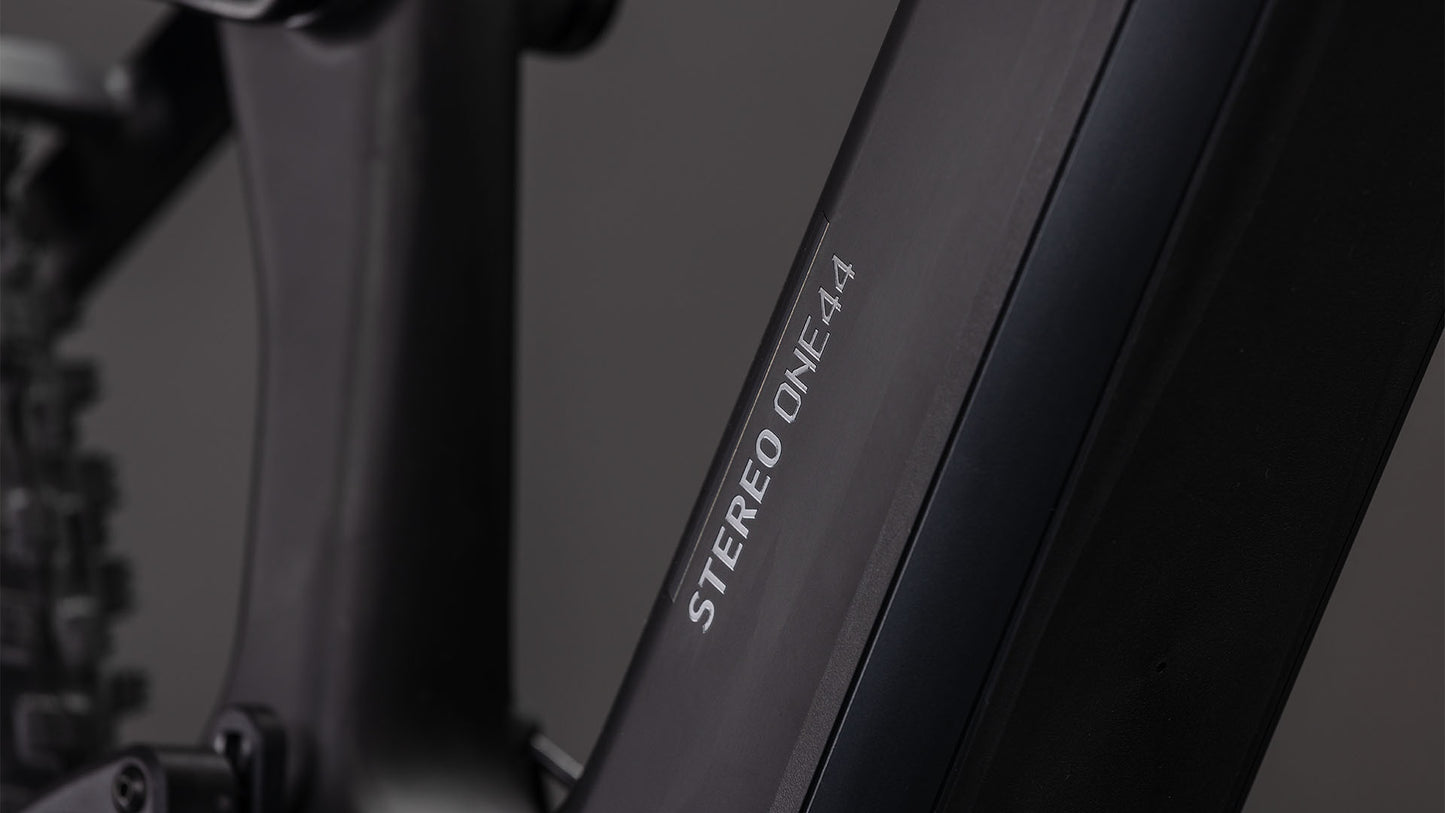 Nahaufnahme des mattschwarzen CUBE Stereo Hybrid ONE44 HPC Race 800 Fahrradrahmens mit dem vertikal in Weiß aufgedruckten ONE44 vor einem neutralgrauen Hintergrund.