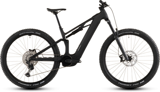 Das CUBE Stereo Hybrid ONE44 HPC Race 800 blackline 2026 ist ein vollgefedertes Elektro-Mountainbike mit dicken Reifen, Scheibenbremsen, einem 800-Wh-Akku und einem Bosch CX-Motor, abgebildet im Profil auf weißem Hintergrund.