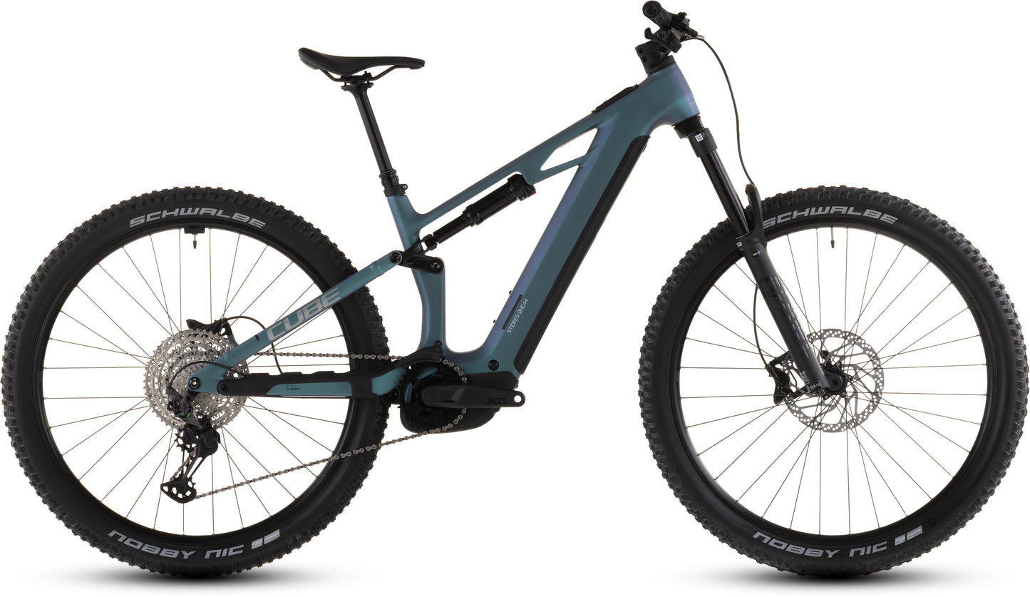 Das CUBE Stereo Hybrid ONE44 HPC Race 800 2026 in smaragdgrey'n'prism hat einen Carbonrahmen, dicke Reifen, Scheibenbremsen und einen zentralen Bosch CX Motor. Abgebildet von der Seite auf einem weißen Hintergrund.