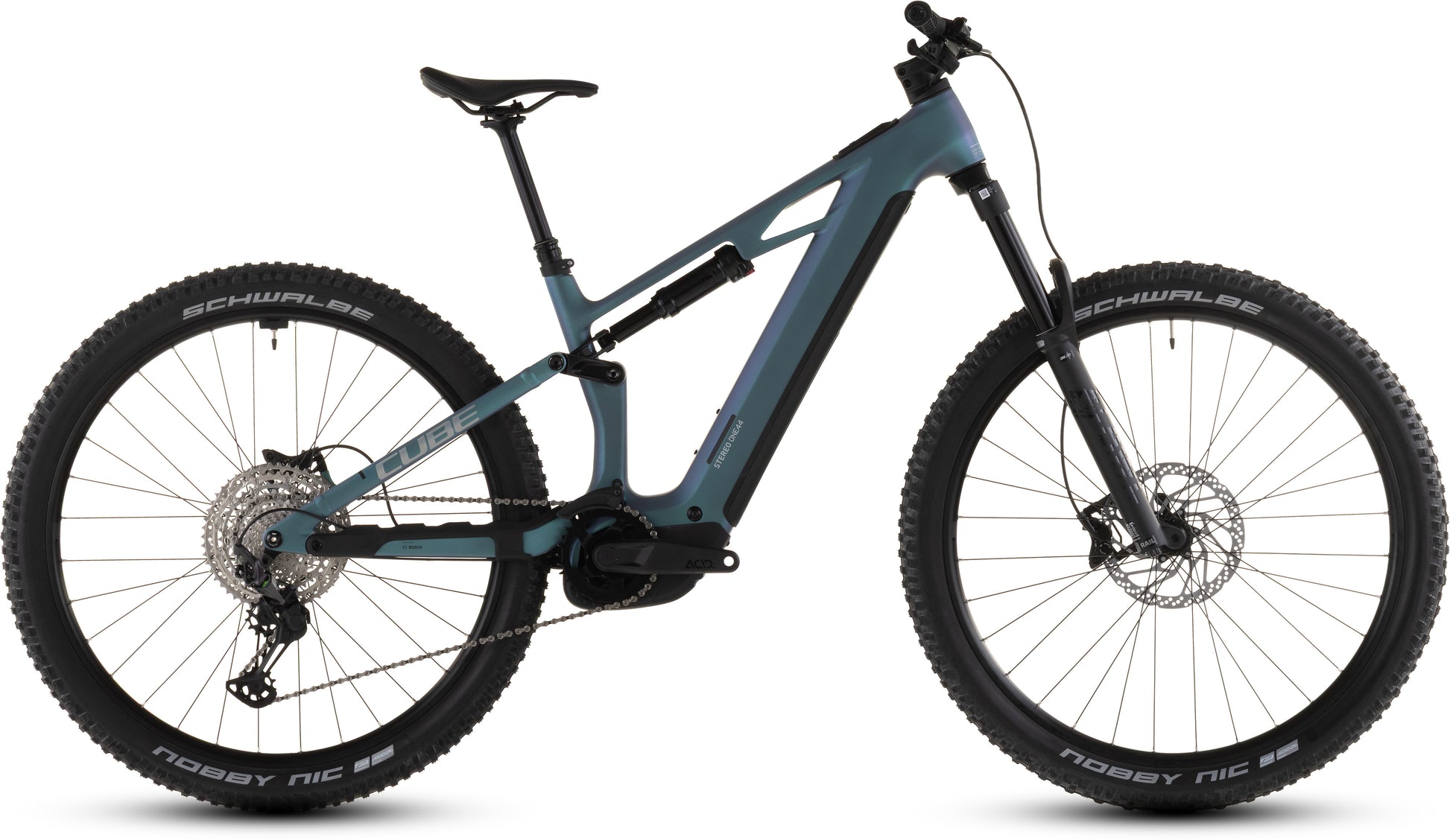 Das CUBE Stereo Hybrid ONE44 HPC Race 800 2026 in smaragdgrey'n'prism hat einen Carbonrahmen, dicke Reifen, Scheibenbremsen und einen zentralen Bosch CX Motor. Abgebildet von der Seite auf einem weißen Hintergrund.