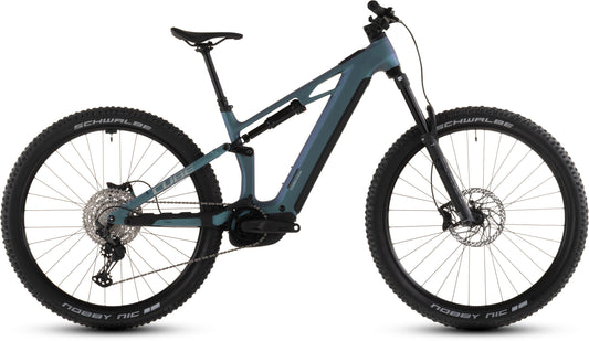 Das CUBE Stereo Hybrid ONE44 HPC Race 800 2026 in smaragdgrey'n'prism hat einen Carbonrahmen, dicke Reifen, Scheibenbremsen und einen zentralen Bosch CX Motor. Abgebildet von der Seite auf einem weißen Hintergrund.