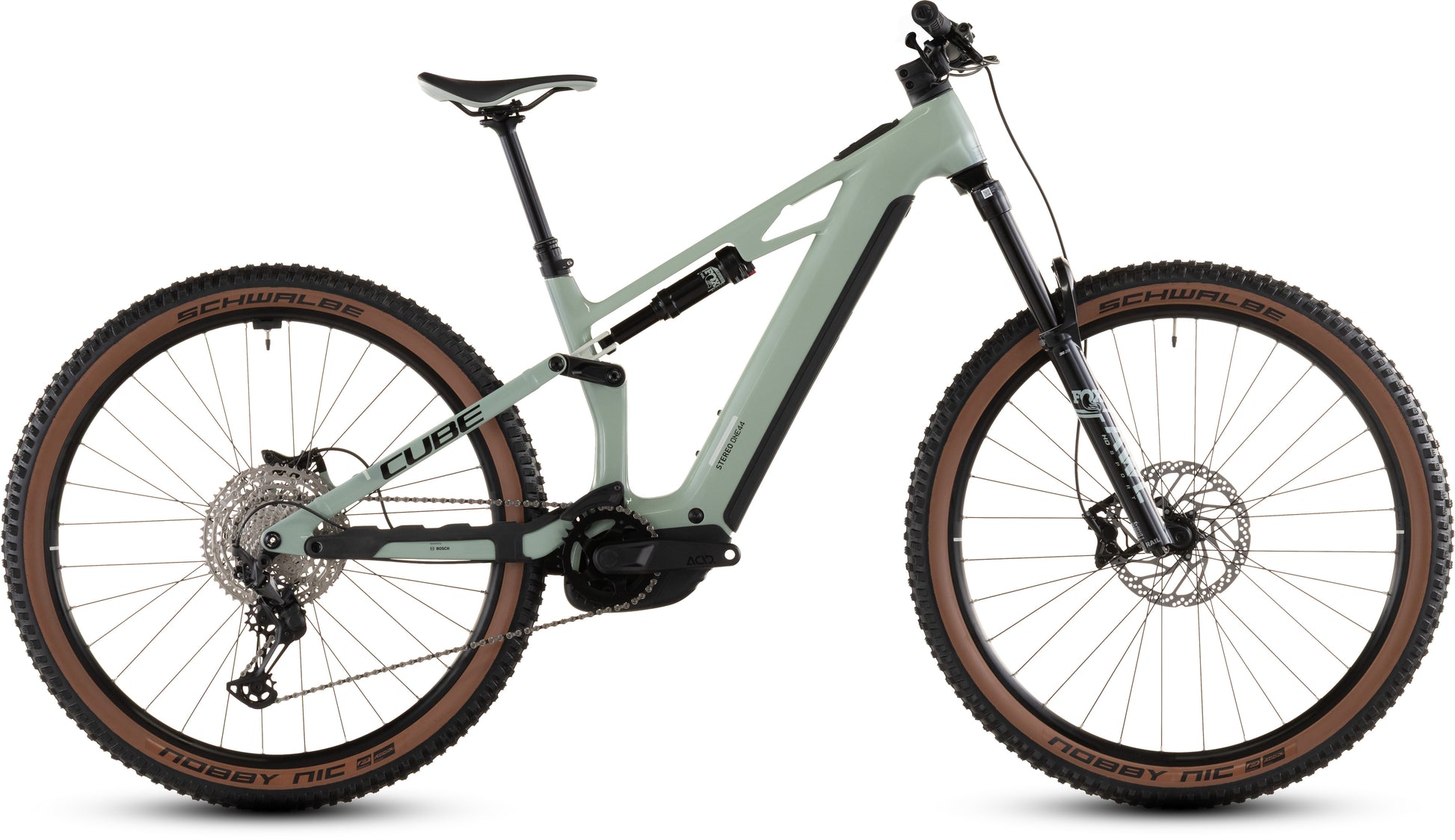 Das Cube Stereo Hybrid ONE44 HPC Race 800 driedherbs'n'black 2026 ist ein hellgrünes, vollgefedertes Elektro-Mountainbike mit schwarzer und brauner Bereifung, schwarzem Sattel, Bosch CX Motor an den Pedalen und dem Schriftzug CUBE" auf dem Hochleistungs-Carbonrahmen.