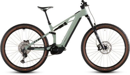 Das Cube Stereo Hybrid ONE44 HPC Race 800 driedherbs'n'black 2026 ist ein hellgrünes, vollgefedertes Elektro-Mountainbike mit schwarzer und brauner Bereifung, schwarzem Sattel, Bosch CX Motor an den Pedalen und dem Schriftzug CUBE" auf dem Hochleistungs-Carbonrahmen.