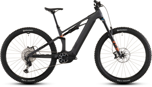 Das CUBE Stereo Hybrid ONE44 HPC SLX 800 slabgrey'n'orange 2026, ein vollgefedertes Elektro-Mountainbike mit Bosch CX Motor, Shimano XT Schaltung, Zentralakku und Dämpfern vorne/hinten, wird von der Seite auf weißem Hintergrund gezeigt.