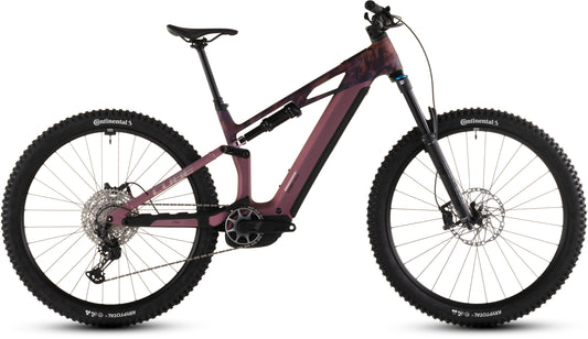 Ein CUBE Stereo Hybrid ONE44 HPC SLX 800 shiftblush'n'art 2026, ein kastanienbraunes und schwarzes vollgefedertes E-Mountainbike mit dicken Reifen, Scheibenbremsen, Shimano XT-Schaltung und einem rahmenintegrierten Bosch CX-Motor, im Seitenprofil auf weißem Grund.
