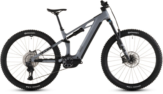 Das CUBE Stereo Hybrid ONE44 HPC SLX Evo 800 (2026) in slategrey'n'black verfügt über eine Vorder- und Hinterradfederung, dicke Profilreifen, Scheibenbremsen, einen Bosch CX-Motor an den Pedalen und eine elektronische Shimano XT Di2-Schaltung für sanfte Gangwechsel.