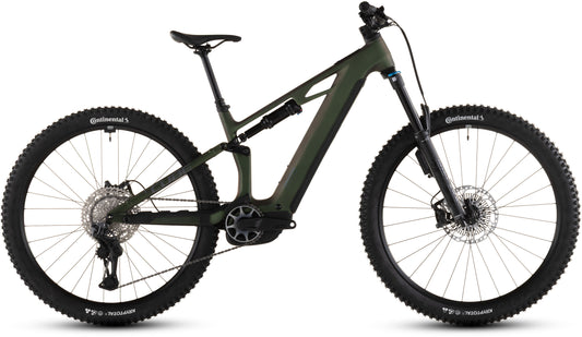Das CUBE Stereo Hybrid ONE44 HPC SLX Evo 800 stellar'n'grey 2026 ist ein mattgrünes E-MTB mit großen Noppenreifen, Hinterradaufhängung, Scheibenbremsen und einem Bosch CX-Motor, dargestellt von der Seite auf weißem Hintergrund.
