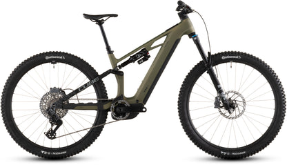 Das CUBE Stereo Hybrid ONE44 HPC TM 800 reedgreen'n'matrix 2026 E-Mountainbike verfügt über große Stollenreifen, Scheibenbremsen, einen sichtbaren Dämpfer und einen leistungsstarken Bosch CX-Motor, hier in der Seitenansicht auf weißem Grund.