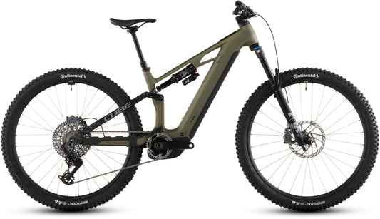 Das CUBE Stereo Hybrid ONE44 HPC TM 800 reedgreen'n'matrix 2026 E-Mountainbike verfügt über große Stollenreifen, Scheibenbremsen, einen sichtbaren Dämpfer und einen leistungsstarken Bosch CX-Motor, hier in der Seitenansicht auf weißem Grund.