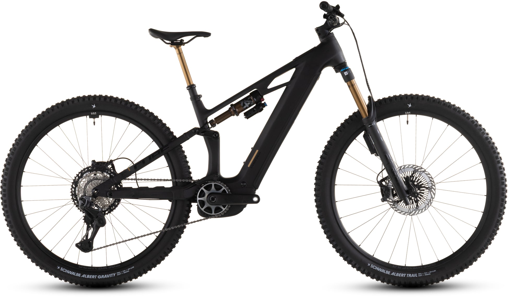 Ein CUBE Stereo Hybrid ONE44 HPC AT 800 carbon'n'gold 2026 vollgefedertes E-Mountainbike mit dicken Stollenreifen und einem robusten Rahmen mit Dämpfern vorne und hinten, seitlich vor einem weißen Hintergrund.
