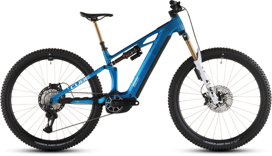 Ein blaues CUBE Stereo Hybrid ONE44 HPC AT 800 actionteam 2026 vollgefedertes E-Mountainbike mit dicker Bereifung, Shimano XT 4-Kolben-Scheibenbremsen und Bosch CX-Motor, abgebildet im Seitenprofil auf weißem Hintergrund.