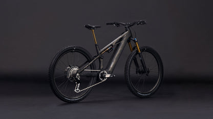 Das CUBE Stereo Hybrid ONE44 HPC SLT 800 carbongrid'n'chrome 2026, ein modernes schwarzes All-Mountain E-Bike mit Vollfederung, dicken Reifen, goldener Vorderradgabel und einem leistungsstarken Bosch CX-R Motor, steht auf einem dunklen Hintergrund.