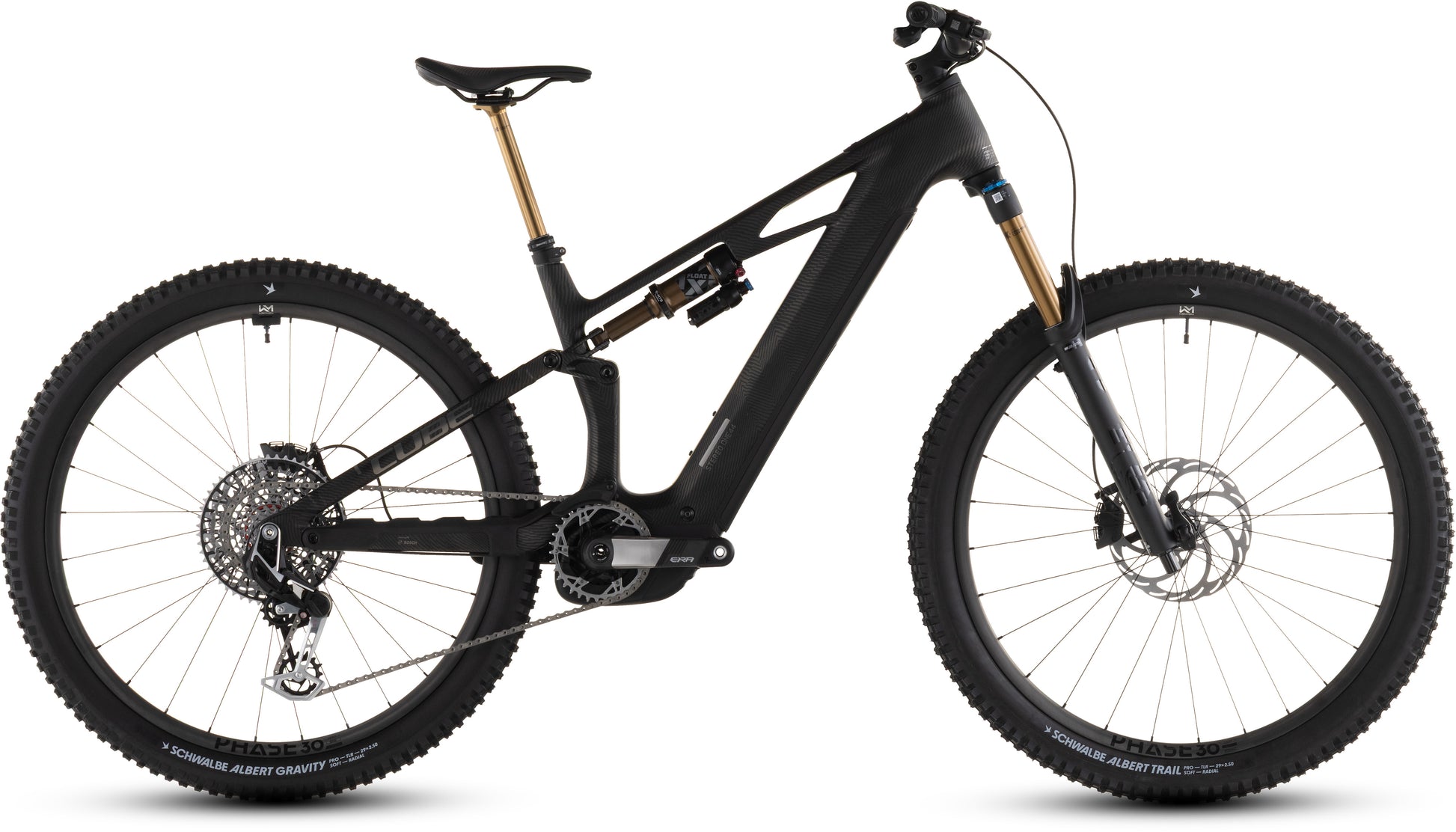 Das CUBE Stereo Hybrid ONE44 HPC SLT 800 carbongrid'n'chrome 2026, ein All-Mountain E-Bike mit dicker Bereifung, goldener Vordergabel, Dämpfer, Bosch CX-R Motor, 800 Wh Akku und großem Rahmen ist von der Seite vor weißem Hintergrund zu sehen.