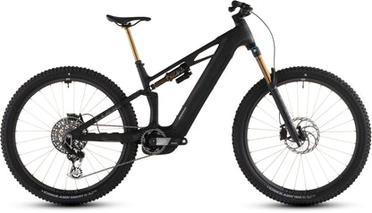 Das CUBE Stereo Hybrid ONE44 HPC SLT 800 carbongrid'n'chrome 2026, ein All-Mountain E-Bike mit dicker Bereifung, goldener Vordergabel, Dämpfer, Bosch CX-R Motor, 800 Wh Akku und großem Rahmen ist von der Seite vor weißem Hintergrund zu sehen.