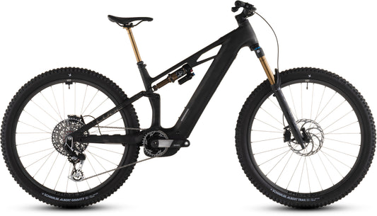 Das CUBE Stereo Hybrid ONE44 HPC SLT 800 carbongrid'n'chrome 2026, ein All-Mountain E-Bike mit dicker Bereifung, goldener Vordergabel, Dämpfer, Bosch CX-R Motor, 800 Wh Akku und großem Rahmen ist von der Seite vor weißem Hintergrund zu sehen.