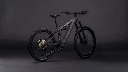 Das CUBE Stereo Hybrid ONE77 HPC Race 800 irongrey'n'black 2026 Elektro-Mountainbike ist vor einem dunklen Hintergrund abgebildet, der die dicken Reifen, den Bosch CX-Motor, den Shimano XT 12-Gang-Antrieb und die Anordnung des Akkus hervorhebt.