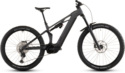 Das CUBE Stereo Hybrid ONE77 HPC Race 800 irongrey'n'black 2026, ein Elektro-Mountainbike mit dicken, robusten Reifen, Vollfederung, Bosch CX-Motor und Shimano XT 12-Gang-Schaltung, ist im Profil auf weißem Hintergrund abgebildet.