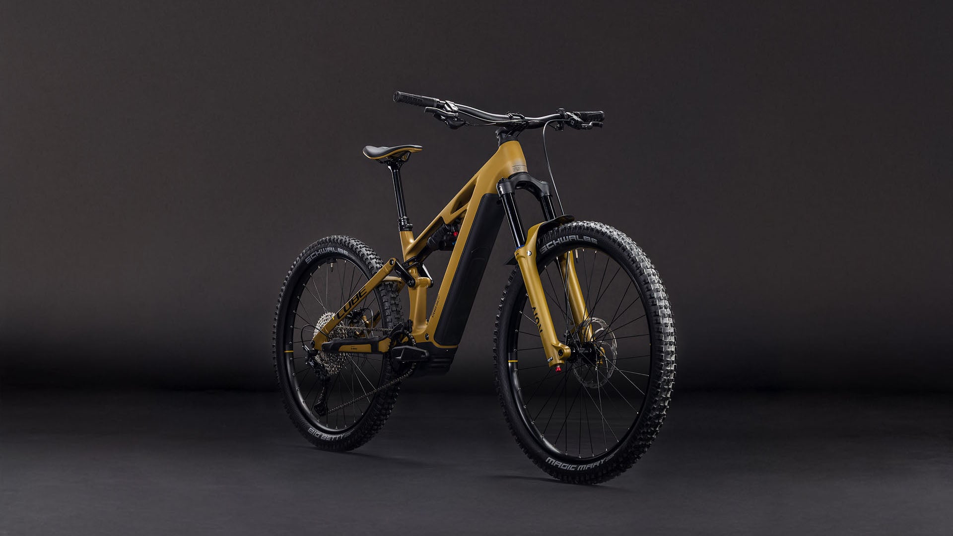 Das CUBE Stereo Hybrid ONE77 HPC Race 800 2026 in willowgreen'n'black steht vor einem dunklen Hintergrund. Es verfügt über einen vollgefederten Rahmen, dicke Reifen, Scheibenbremsen und eine Shimano XT 12-fach Schaltung für beste Performance.