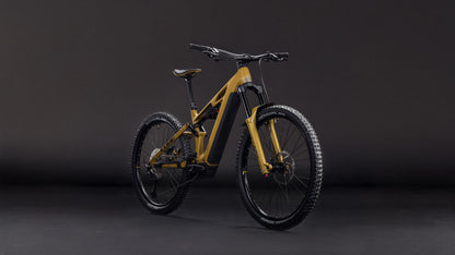 Das CUBE Stereo Hybrid ONE77 HPC Race 800 2026 in willowgreen'n'black steht vor einem dunklen Hintergrund. Es verfügt über einen vollgefederten Rahmen, dicke Reifen, Scheibenbremsen und eine Shimano XT 12-fach Schaltung für beste Performance.