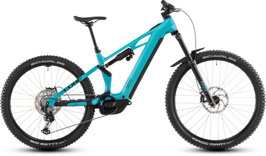 Das CUBE Stereo Hybrid ONE77 HPC Race 800 swimmingpool'n'black 2026 E-Mountainbike verfügt über Schwalbe Magic Mary/Big Betty Reifen, eine Vorder- und Hinterradfederung, einen integrierten schwarzen Akku, einen Bosch CX Motor und eine Shimano XT 12-Gang Schaltung.