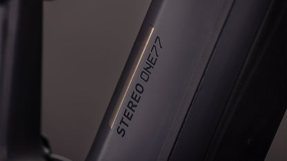 Nahaufnahme eines mattschwarzen CUBE Stereo Hybrid ONE77 HPC SLX 800-Rahmens mit fettem "STEREO ONE77"-Schriftzug, der das Fox Float 38 Rhythm-Fahrwerk hervorhebt.