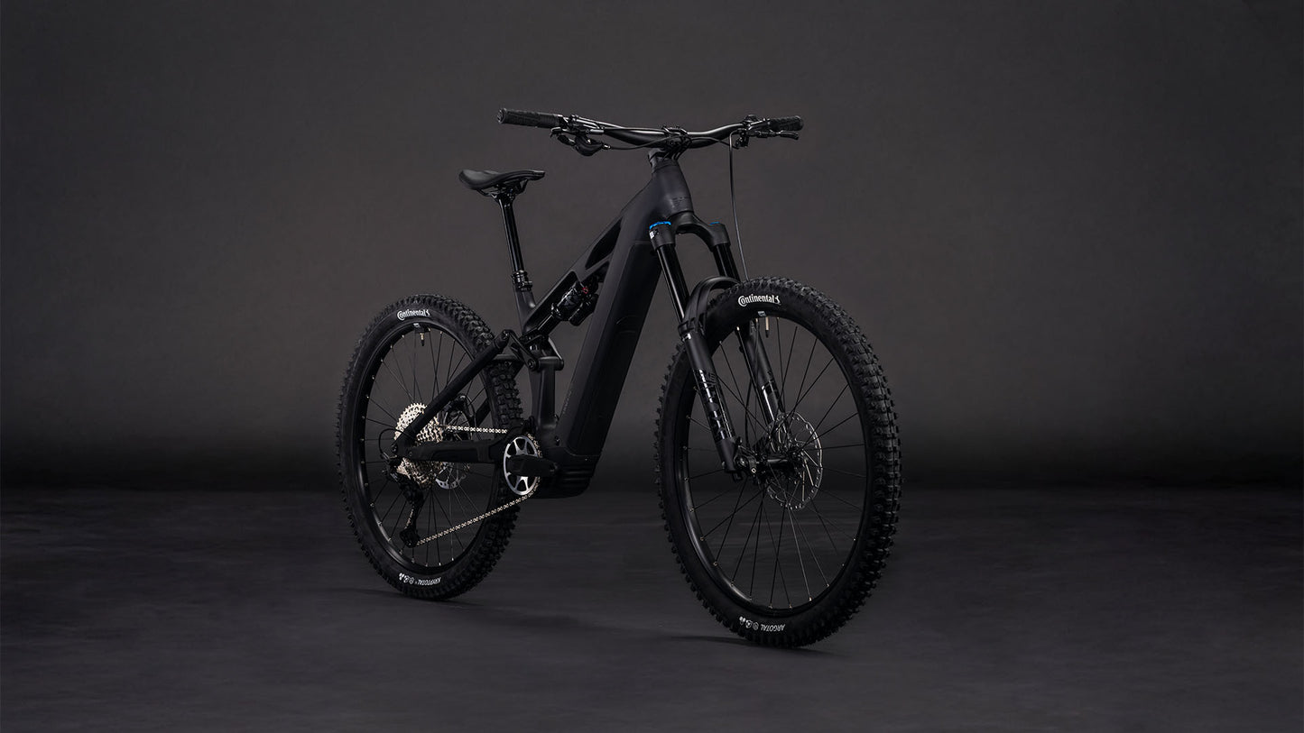 Das CUBE Stereo Hybrid ONE77 HPC SLX 800 blackline 2026 ist ein elegantes E-Bike mit dicken, detaillierten Profilreifen, einem stabilen Rahmen, einer Vorderradfederung mit 170 mm Federweg und Scheibenbremsen - eine Kombination aus Leistung und Stil auf einem nahtlosen schwarzen Hintergrund.