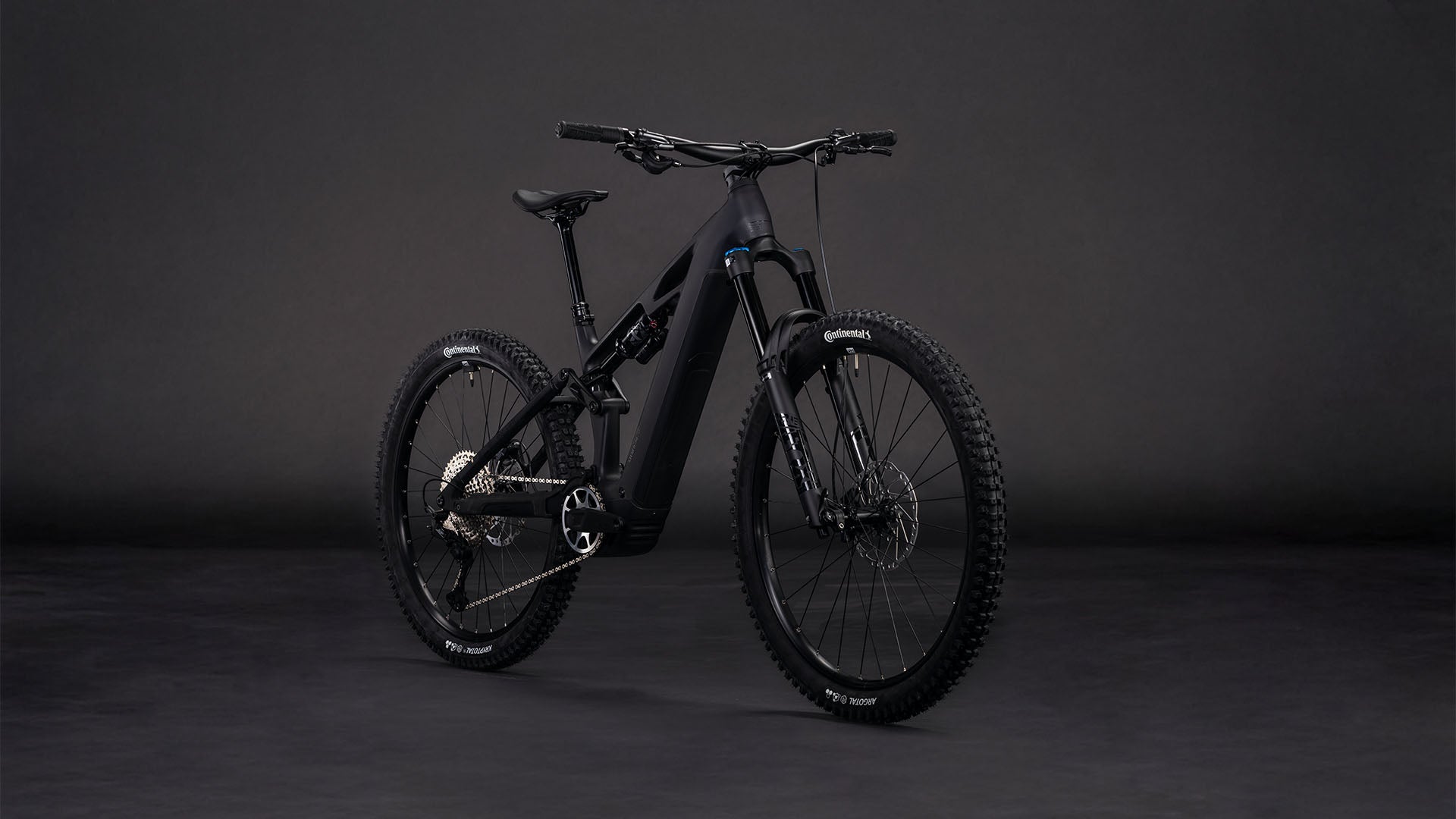 Das CUBE Stereo Hybrid ONE77 HPC SLX 800 blackline 2026 ist ein elegantes E-Bike mit dicken, detaillierten Profilreifen, einem stabilen Rahmen, einer Vorderradfederung mit 170 mm Federweg und Scheibenbremsen - eine Kombination aus Leistung und Stil auf einem nahtlosen schwarzen Hintergrund.
