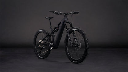 Das CUBE Stereo Hybrid ONE77 HPC SLX 800 blackline 2026 ist ein elegantes E-Bike mit dicken, detaillierten Profilreifen, einem stabilen Rahmen, einer Vorderradfederung mit 170 mm Federweg und Scheibenbremsen - eine Kombination aus Leistung und Stil auf einem nahtlosen schwarzen Hintergrund.