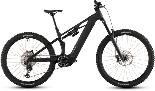 Das CUBE Stereo Hybrid ONE77 HPC SLX 800 blackline 2026 ist ein schwarzes E-MTB mit 170 mm Federweg, Vollfederung, Bosch CX-Motor, großen Stollenreifen, Scheibenbremsen und einem stabilen Rahmen, der seitlich vor einem weißen Hintergrund abgebildet ist.