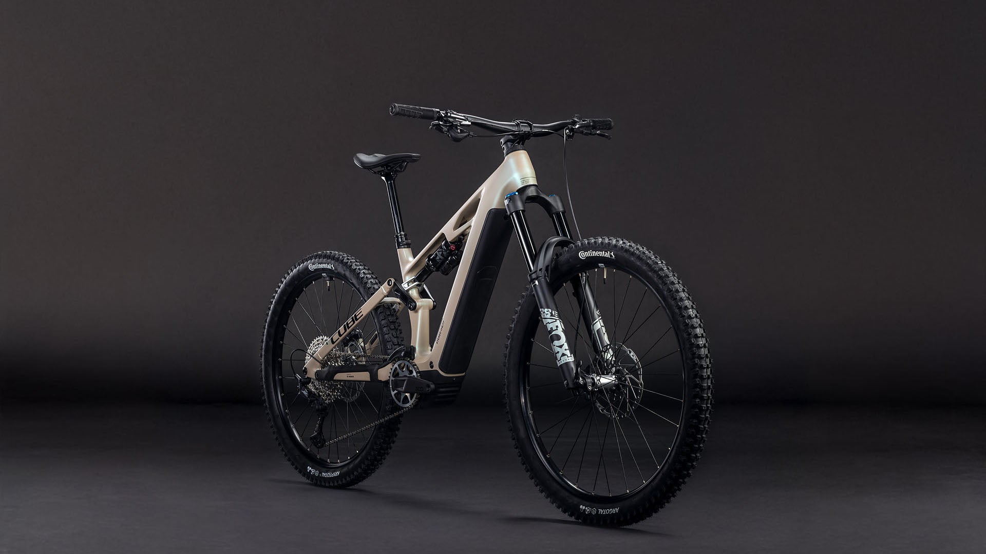 Das CUBE Stereo Hybrid ONE77 HPC SLX 800 glintsand'n'black 2026 ist ein modernes E-Mountainbike mit 170 mm Federweg, dicken Stollenreifen, einem hellen Rahmen und schwarzen Komponenten auf dunklem Grund.