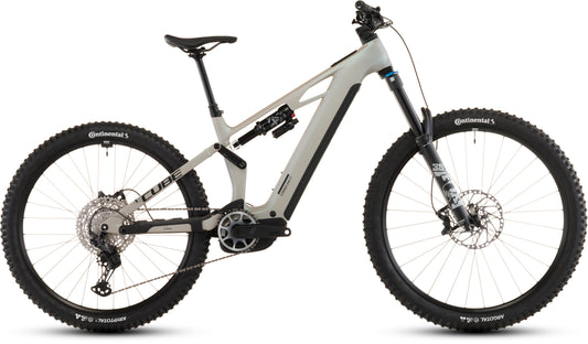 Das CUBE Stereo Hybrid ONE77 HPC SLX 800 glintsand'n'black 2026 ist ein modernes vollgefedertes E-MTB mit dicken Reifen, Bosch CX-Motor, Scheibenbremsen, Zentralbatterie und Fox-Federung, abgebildet in der Seitenansicht in Hellgrau/Schwarz auf weißem Grund.