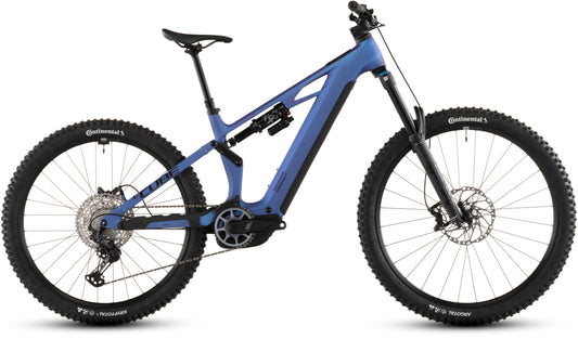 Das CUBE Stereo Hybrid ONE77 HPC SLX 800 blueiris'n'black 2026 ist ein blau-schwarzes vollgefedertes E-Mountainbike mit dicken Reifen, Bosch CX Motor, 170 mm Federweg, Scheibenbremsen und einem modernen Rahmen. Abgebildet von der Seite auf einem weißen Hintergrund.