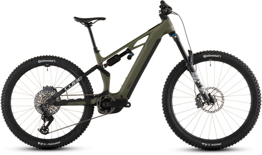 Das vollgefederte E-Mountainbike CUBE Stereo Hybrid ONE77 HPC TM 800 reedgreen'n'matrix 2026 hat ein mattgrünes und schwarzes Finish, einen Bosch CX-Motor, große Reifen, Scheibenbremsen und ein schräges Oberrohr; Seitenansicht auf weißem Hintergrund.