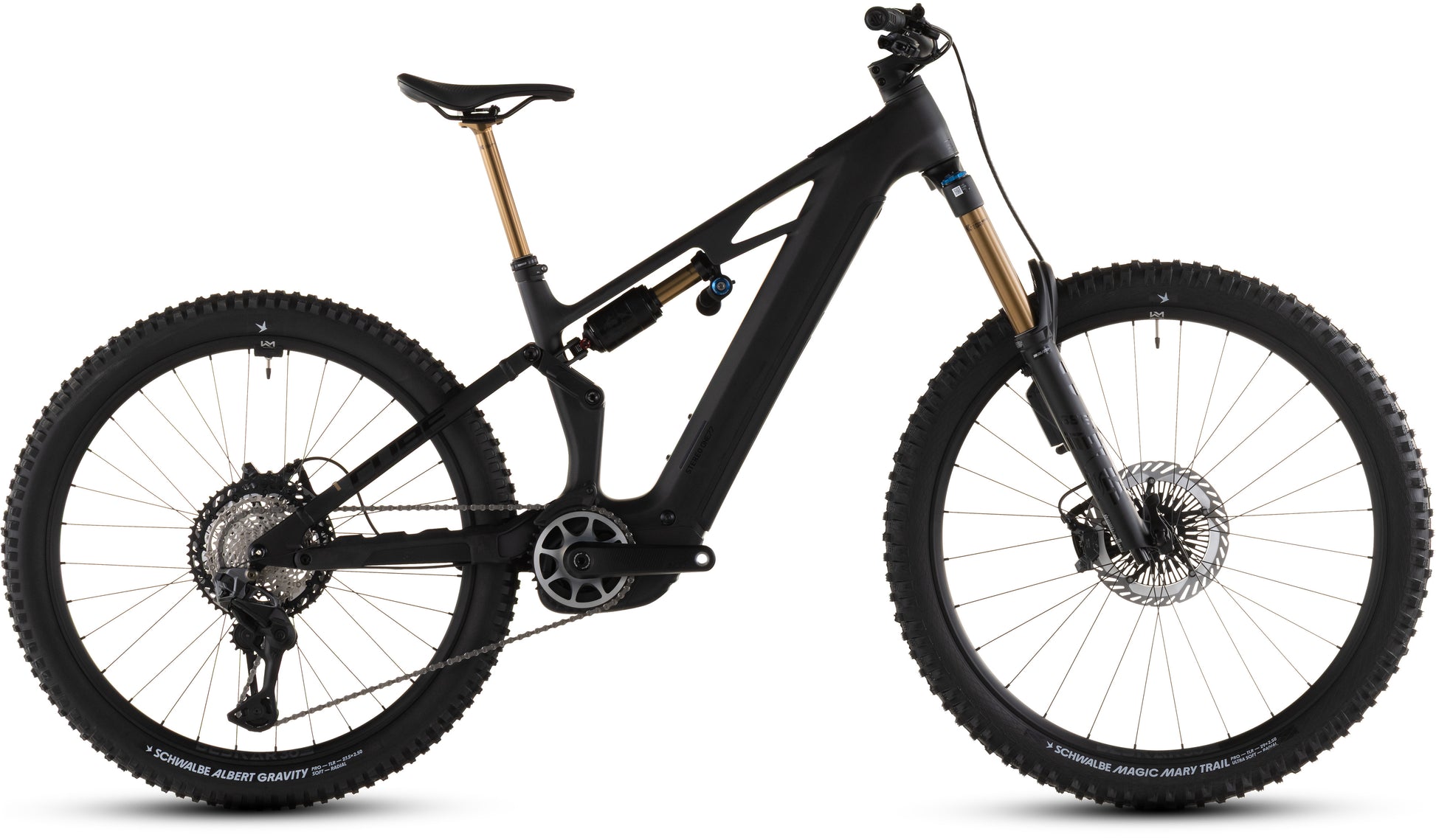 Ein CUBE Stereo Hybrid ONE77 HPC AT 800 carbon'n'gold 2026 vollgefedertes E-Mountainbike in schwarz mit goldener Vorderradgabel, Bosch CX-Motor, Shimano XT Di2, hinterem Stoßdämpfer und Stollenreifen im Profil auf weißem Hintergrund.
