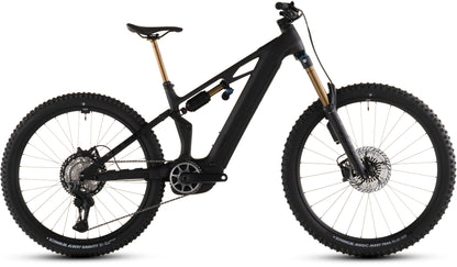 Ein CUBE Stereo Hybrid ONE77 HPC AT 800 carbon'n'gold 2026 vollgefedertes E-Mountainbike in schwarz mit goldener Vorderradgabel, Bosch CX-Motor, Shimano XT Di2, hinterem Stoßdämpfer und Stollenreifen im Profil auf weißem Hintergrund.